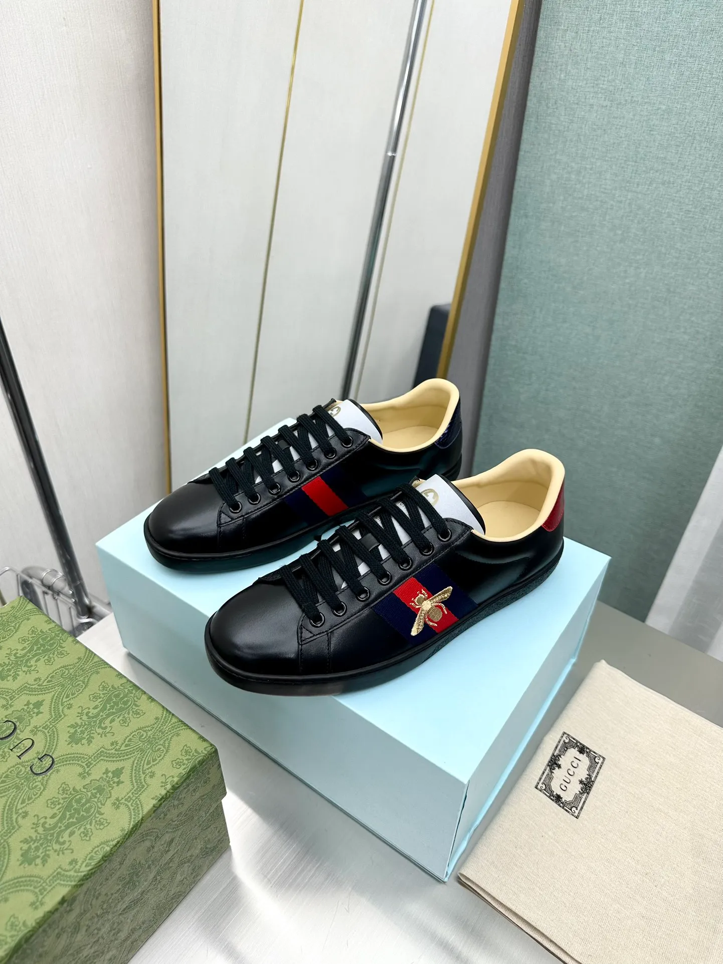 👟👟Ex-factory price 540👟👟 Men's size +10 Top version: Gucci G family classic Ace series Embroidery Little Bee White Shoes Couple Style Ribbon Love Casual Sports Shoes Sneakers Original Purchase Development Production This brand's classic low-top sports shoes interweave golden embroidered bees with red and green webbing. The bee is a classic element of the brand. It appeared in the Gucci ready-to-wear series in the 1970s. Exquisite packaging at the delivery counter🛍📦 ▪️Fabrics: Original custom imported first-layer cowhide ▪️Foots: Original custom cowhide lining ▪️Sole: Original open-molded rubber non-slip material ▪️Sole thickness: 2.5CM ▪️Size: Women's 34-41 (customized 34/41) ▪️Size: Men's 38-46 (38/46 customized)